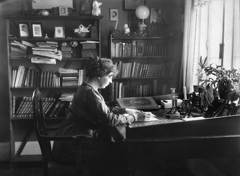 Sigrid_Undset_at_Bjerkebæk
